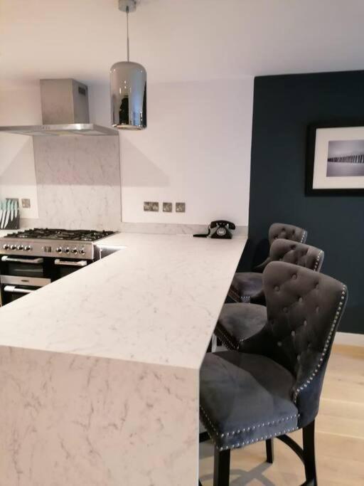 New Town House With *Free Allocated Parking* Apartment Brighton Luaran gambar