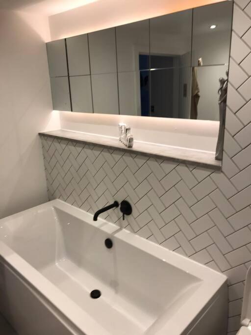 New Town House With *Free Allocated Parking* Apartment Brighton Luaran gambar
